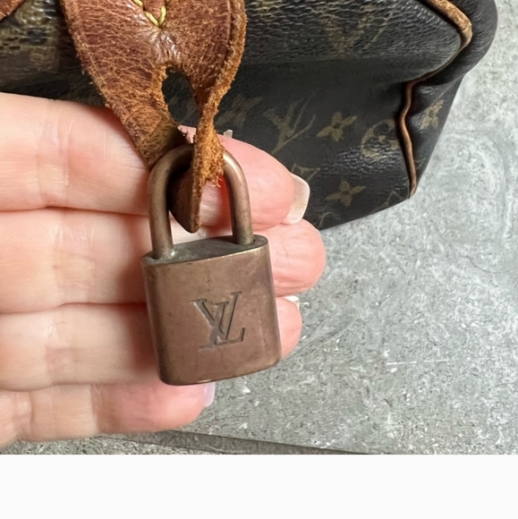 Designer LOUIS VUITTON Speedy 30 Bowling Bag - Picture 6 of 14